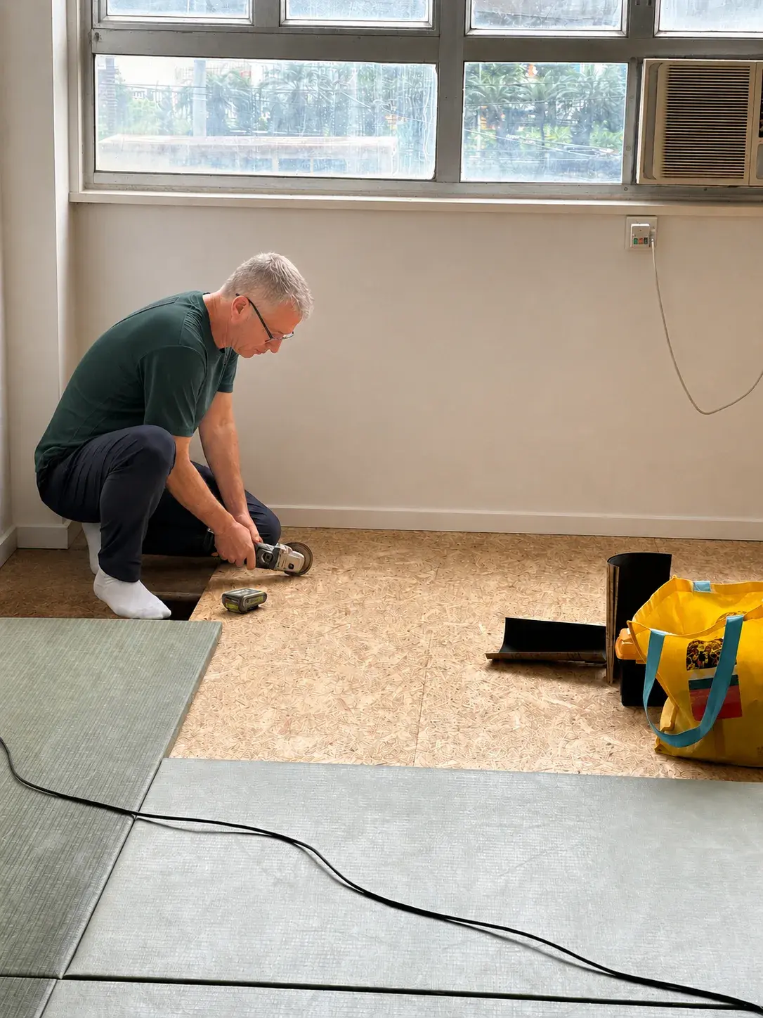 Finishing the floor before laying the tatami.