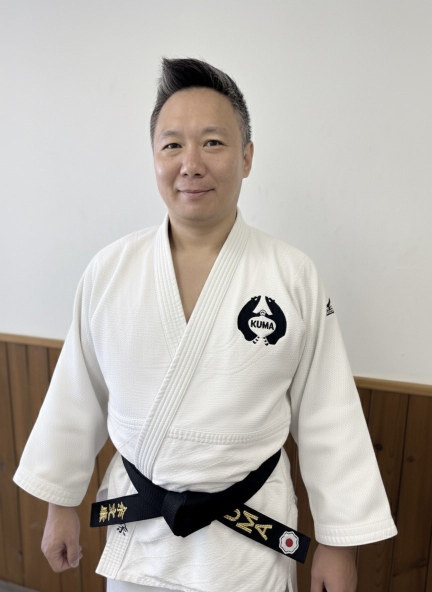 Kuma Dojo 成人學員穿著黑帶柔道服