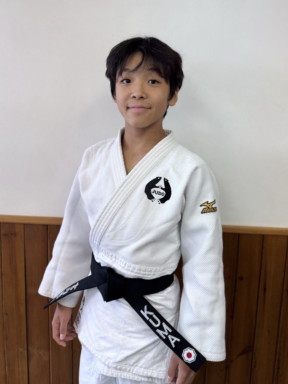 Kuma Dojo 學生成長後取得初段並穿著黑帶柔道服