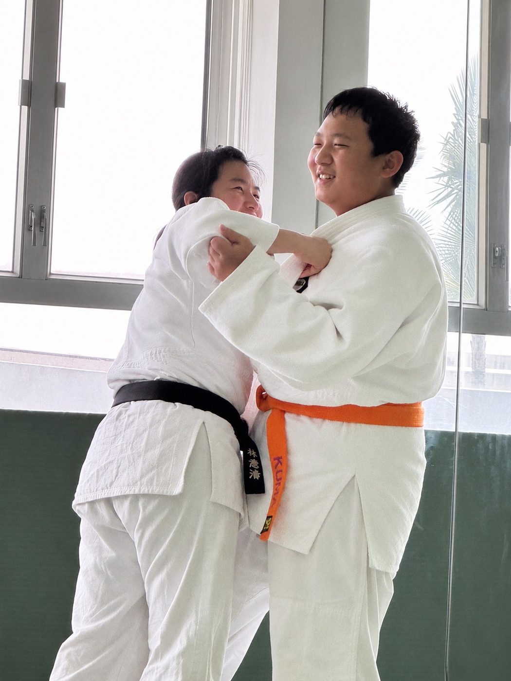 Kuma Dojo 學生成長後與同伴練習柔道