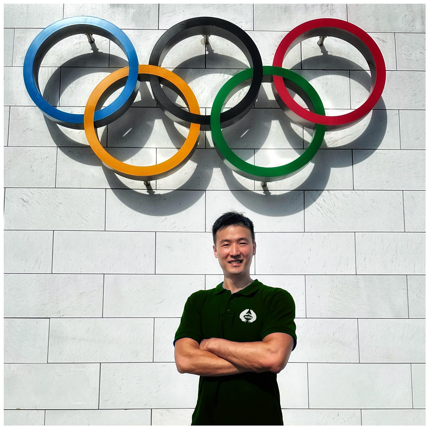 Kuma Dojo 團隊物理治療師站在奧運五環下